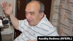 Professor Eldar İsmayılov AzadlıqRadiosunun Bakı bürosunda. 